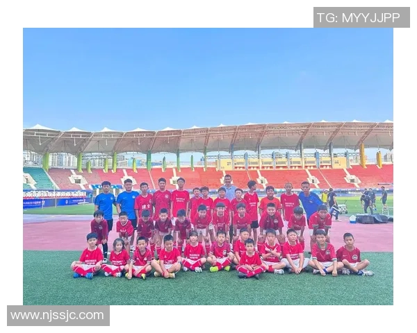 如何通过各种途径与足球明星亲密接触并获得签名合影的实用指南