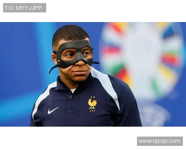 德国足球明星佩戴面罩出战引发热议展现坚韧精神与竞技魅力