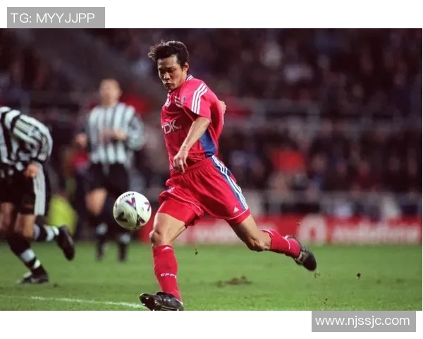 最壮足球明星的力量与魅力揭秘，如何在绿茵场上展现无与伦比的风采